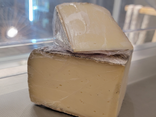 Tomme Basanne, à la coupe
