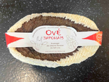 Ové - chèvre fermier avec une feuille de cerisier japonais