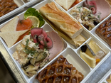 Plateau repas froid ( entrée, plat, fromage, dessert, pain)