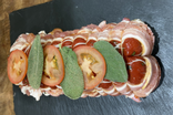 Rôti de veau à la sauge et à la tomate