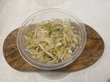 Salade de chou vert et blanc raisins et noix