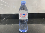 Bouteille d'eau Evian