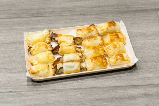 Assortiment mini-feuilleté aux fromages sur plateau