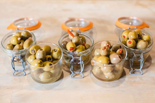 Olives vertes farcies aux poivrons doux