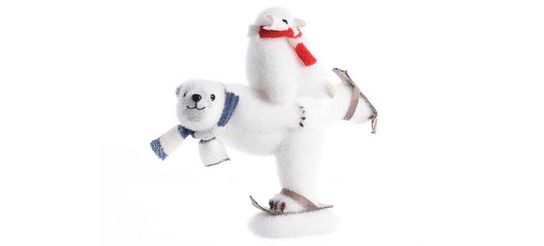 Ours polaire mousse sur ski pingouin sur le dos