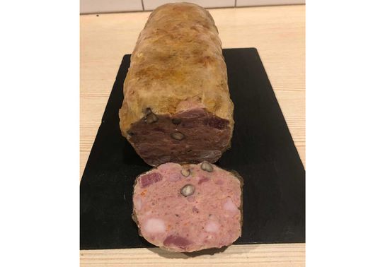 Terrine de lapin aux noisettes sur plat