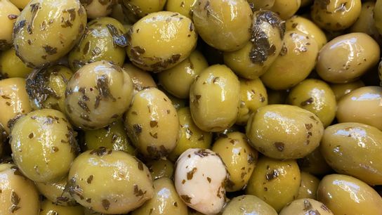 Olives cassées  à l’ail