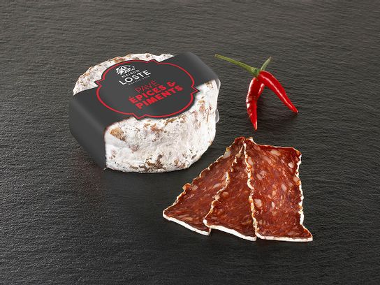 Saucisson sec le pavé aux épices et piment tranché