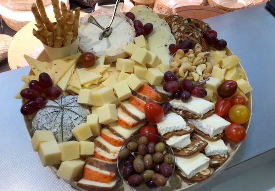 Assortiment dinatoire fromages, olives & crackers - 10 pers