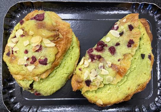 Pain aux amandes & pistaches framboises