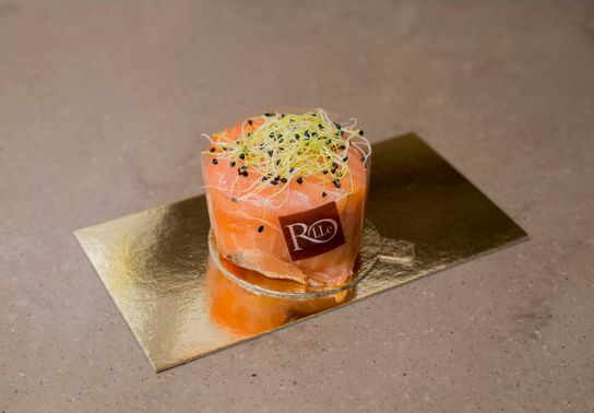 Dôme de saumon, crabe et petits légumes