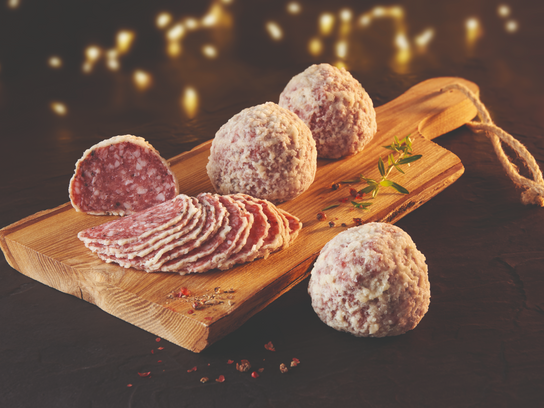 Salami aux truffes d'été enrobé de Parmigiano Reggiano