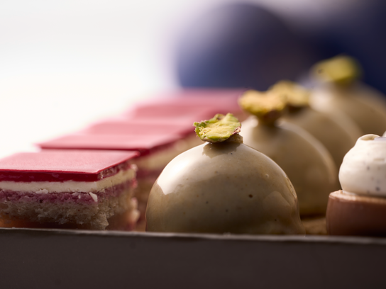 Coffret Aphrodite, 16 pièces sucrées