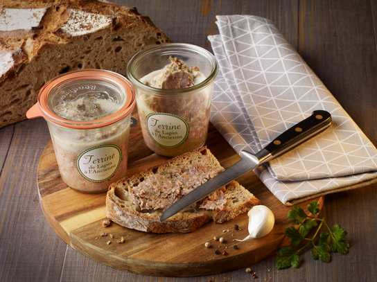 Bocal de terrine de lapin à l'ancienne