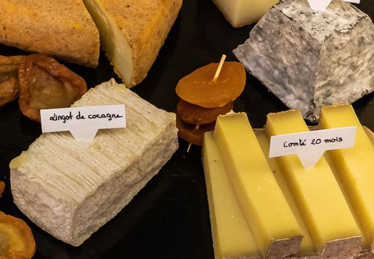 Plateau apéro 5/6 pers et sa bouteille de vin en accord