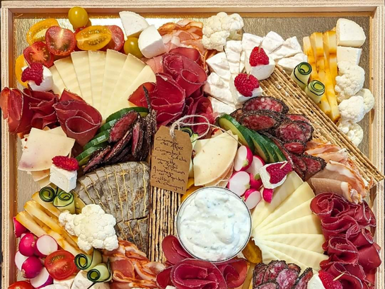 Plateau dinatoire mixte fromage-charcuterie