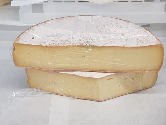 Tomme des chalets, à la coupe