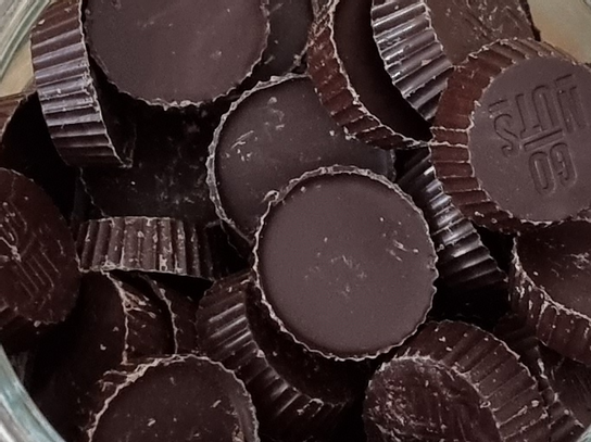 Palets chocolat noir fourrés au beurre de cacahuètes -vrac