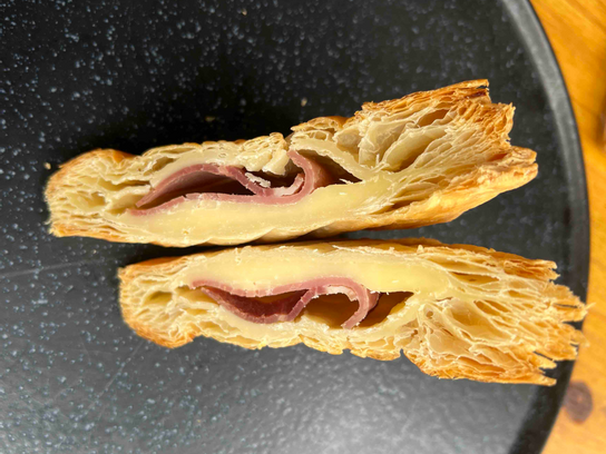 Feuilleté au jambon et emmental