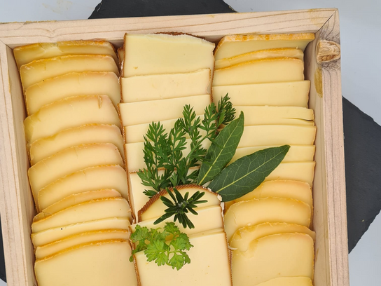 Plateau de fromages pour raclette nature et fumée