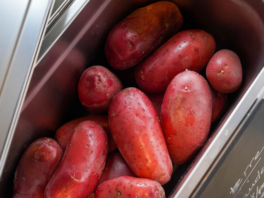 Pommes de terre rouges - cuites et chaudes 350g