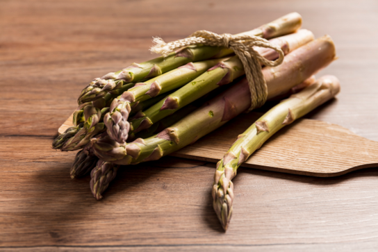 Asperges vertes en botte