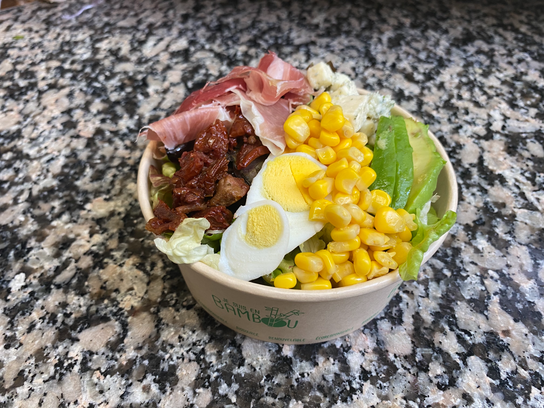 Formule salade saumon, surimi et thon, crudités