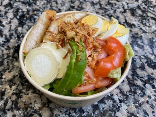 Formule salade poulet pané et chèvre crudités