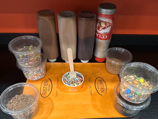 Cookie Dough avec coulis et topping au choix