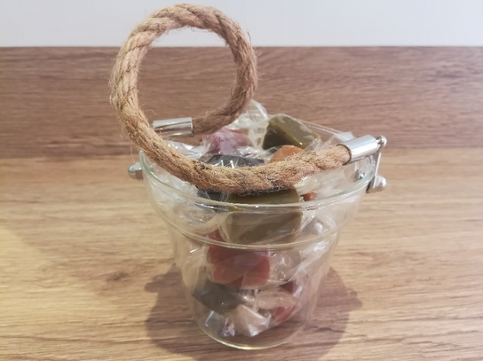Pot en verre garni de 150g de caramels assortis