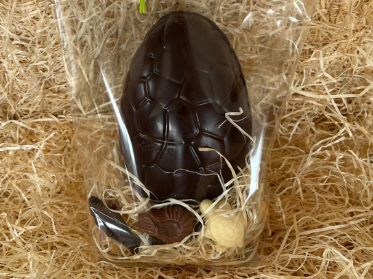 Œuf craquelé Chocolat Noir garni de fritures et œufs - 13 cm