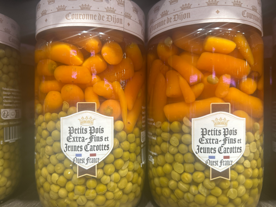 Petits pois et jeunes carottes