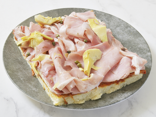 La fameuse pizza au jambon et aux artichauts