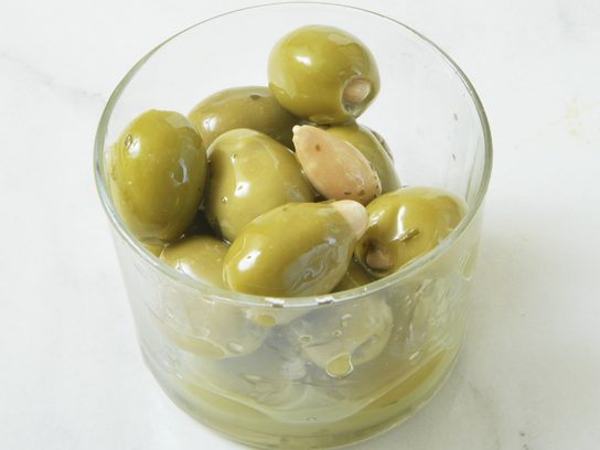 Olive ripiene di mandorle, olives farcies aux amandes