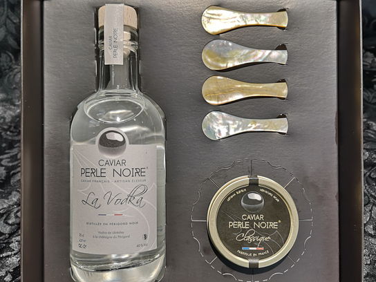 Coffret caviar, vodka bio et cuillères en nacre