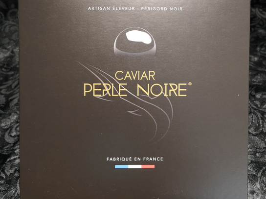 Coffret caviar, vodka bio et cuillères en nacre