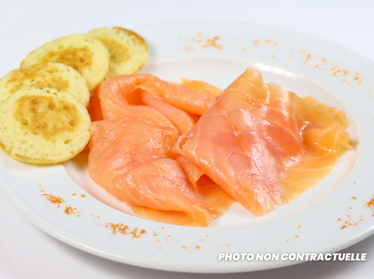 Assiette de saumon fumé, blinis, crème