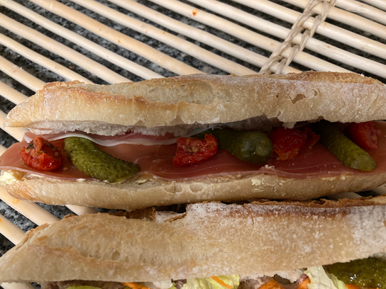 Sandwich tradition Serrano et crudités