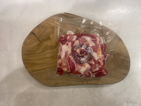 Dés de poitrine de cochon crue fumée