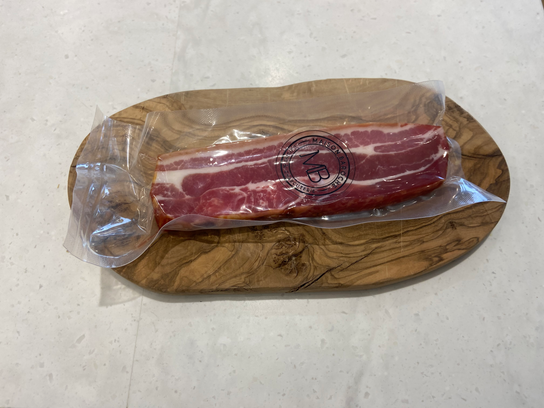 Poitrine de cochon crue fumée