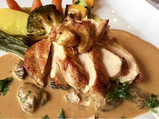 Suprême pintade morilles avec écrasé pommes de terres truffé