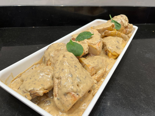 Chapon cuisiné sauce Champagne et morilles