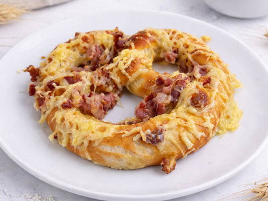 Bretzel aux lardons et fromage