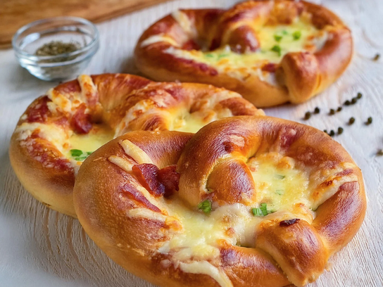 Bretzel aux lardons et fromage