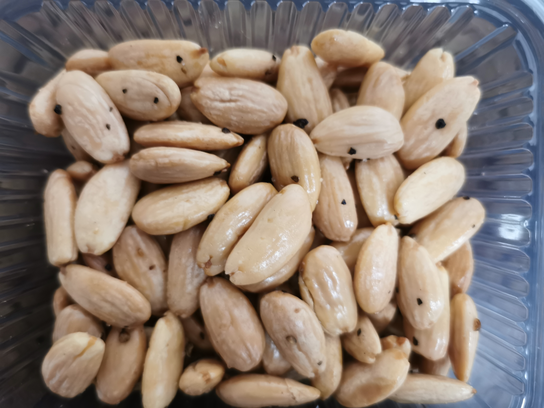 Amandes frites au poivre noir