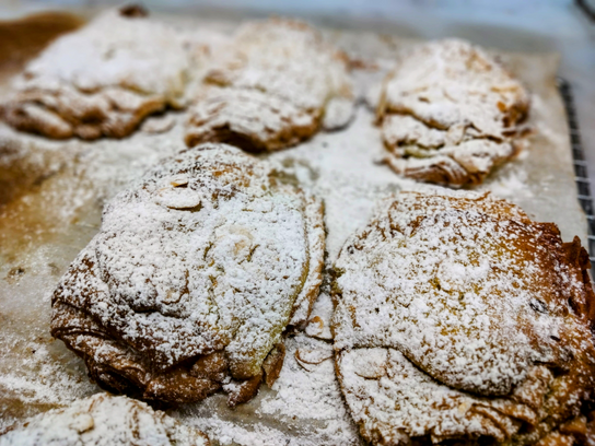 Pain au chocolat aux amandes et aux pistaches