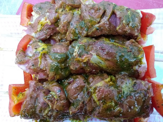 Brochette d'agneau mariné au curry et gingembre
