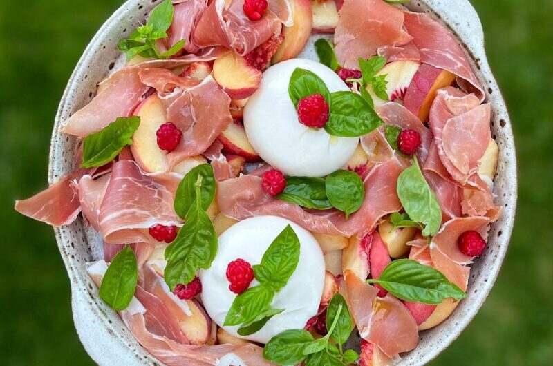 Salade tomate, mozza, pêche & jambon cru