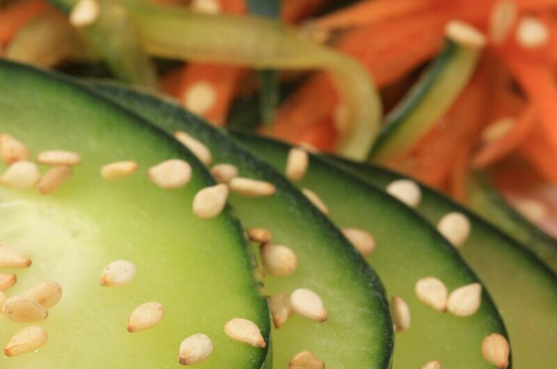 Salade de concombres, carottes & œuf dur