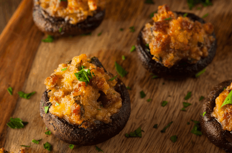 Recette avec des champignons farcis au four et à la chair à saucisse